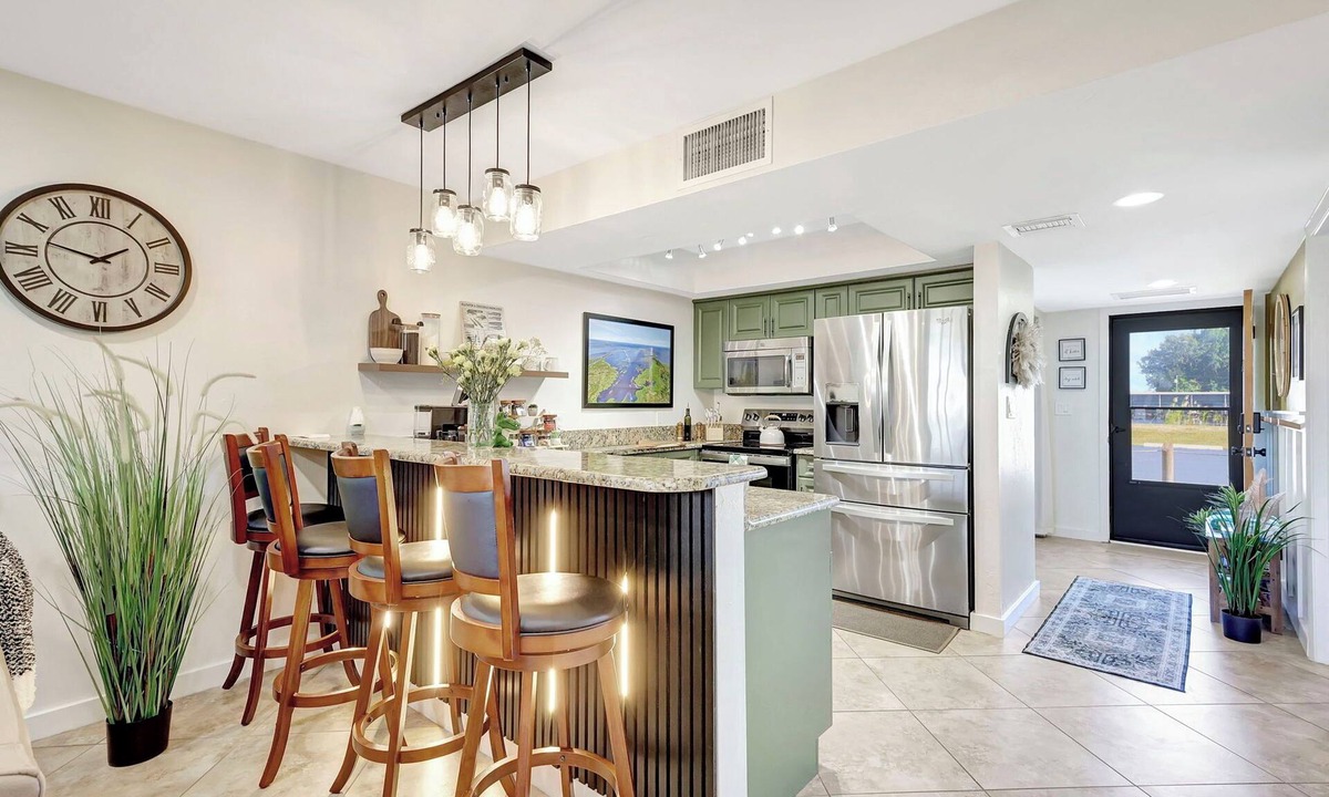 Clewiston Condo | The Gator Escape -Poolside Condo walk to Tiki Bar