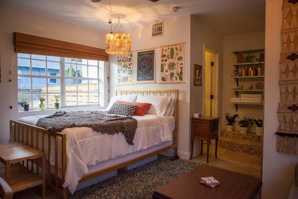 Tampa Heights Apartment | The Little Pink Guest Suite