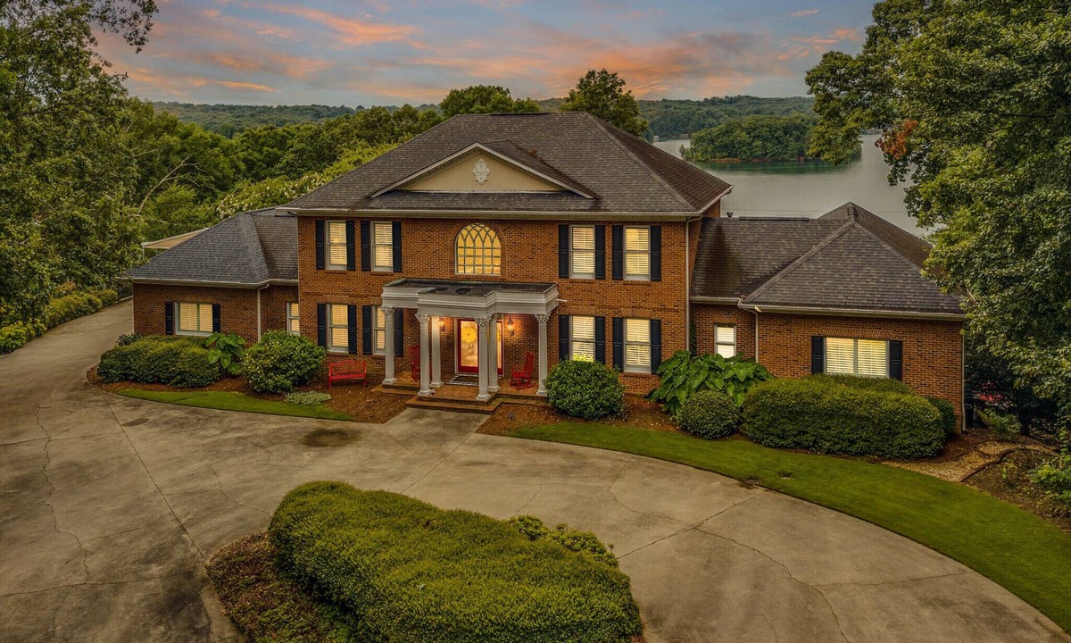 Gainesville House | The Lux Scandi-Manor on Lake Lanier that allows monthly/long term rentals