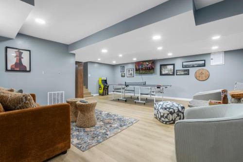 Versailles House | The Luxe/Secluded/Hot Tub/2 King Beds/Game Room