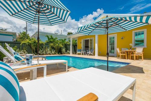 Grandview Heights House | The Luxe Sunshine Villa w Private Pool House