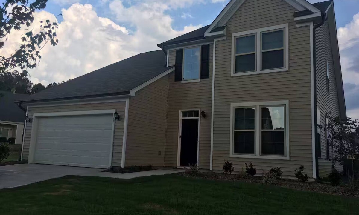 Franklin County House | “The Midway” A New home w/community pool to relax
