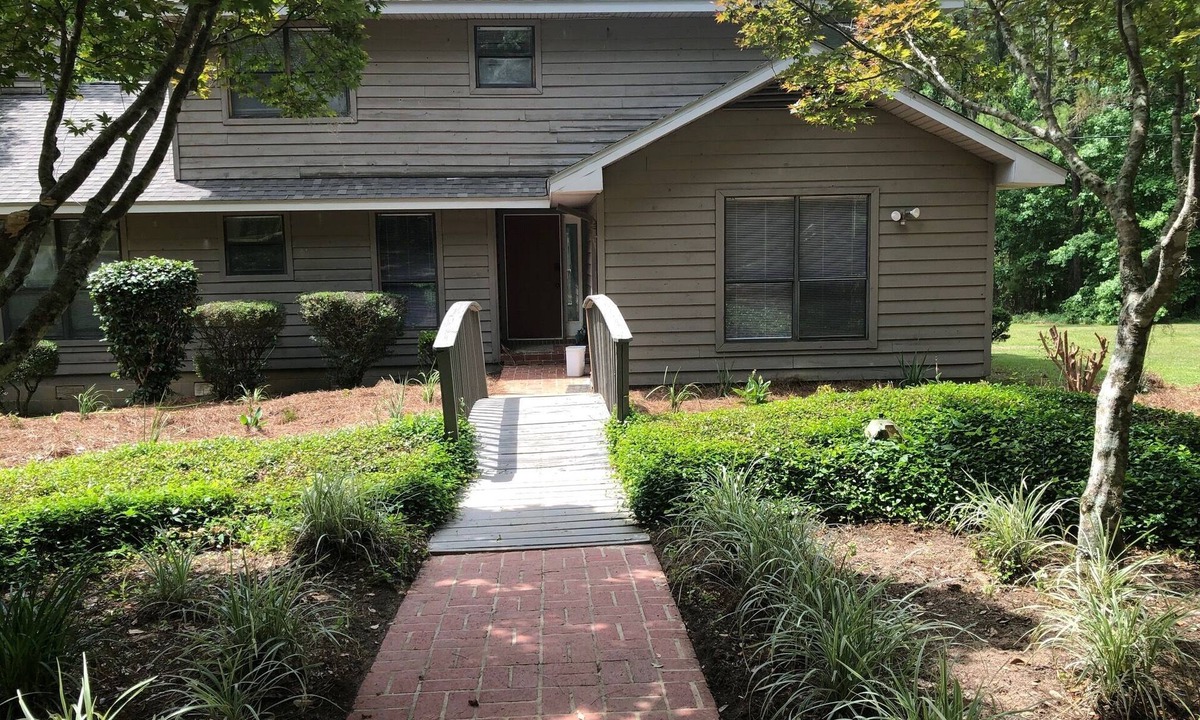 Monticello House | The newly renovated Serenade Oaks Country Home is beautifully designed!