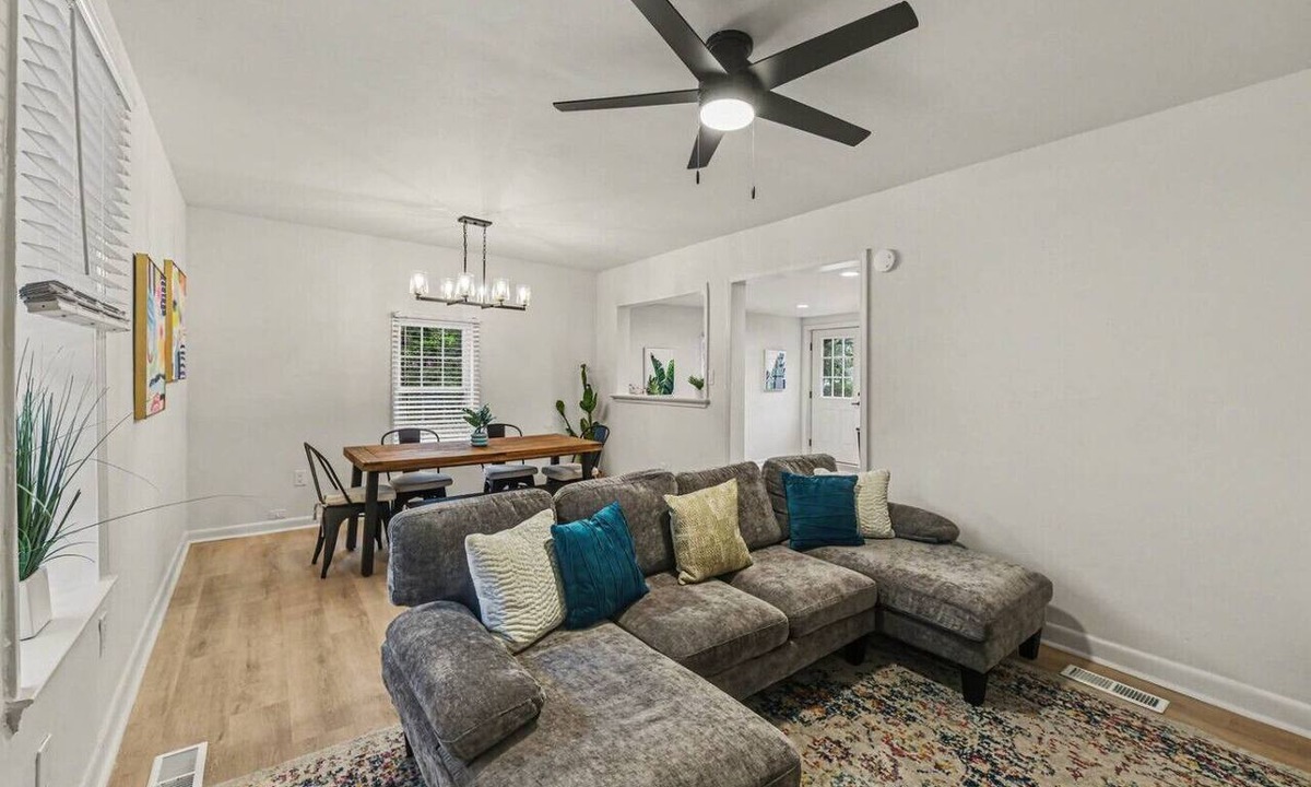 Hanahan House | The Palm Hideaway~3br/2ba Hanahan Home