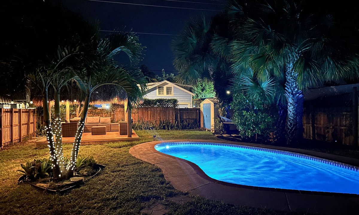 Mango Groves House | The Peacock Bungalow - Newly Renovated, Heated Pool & Jacuzzi, 5 min to Beach