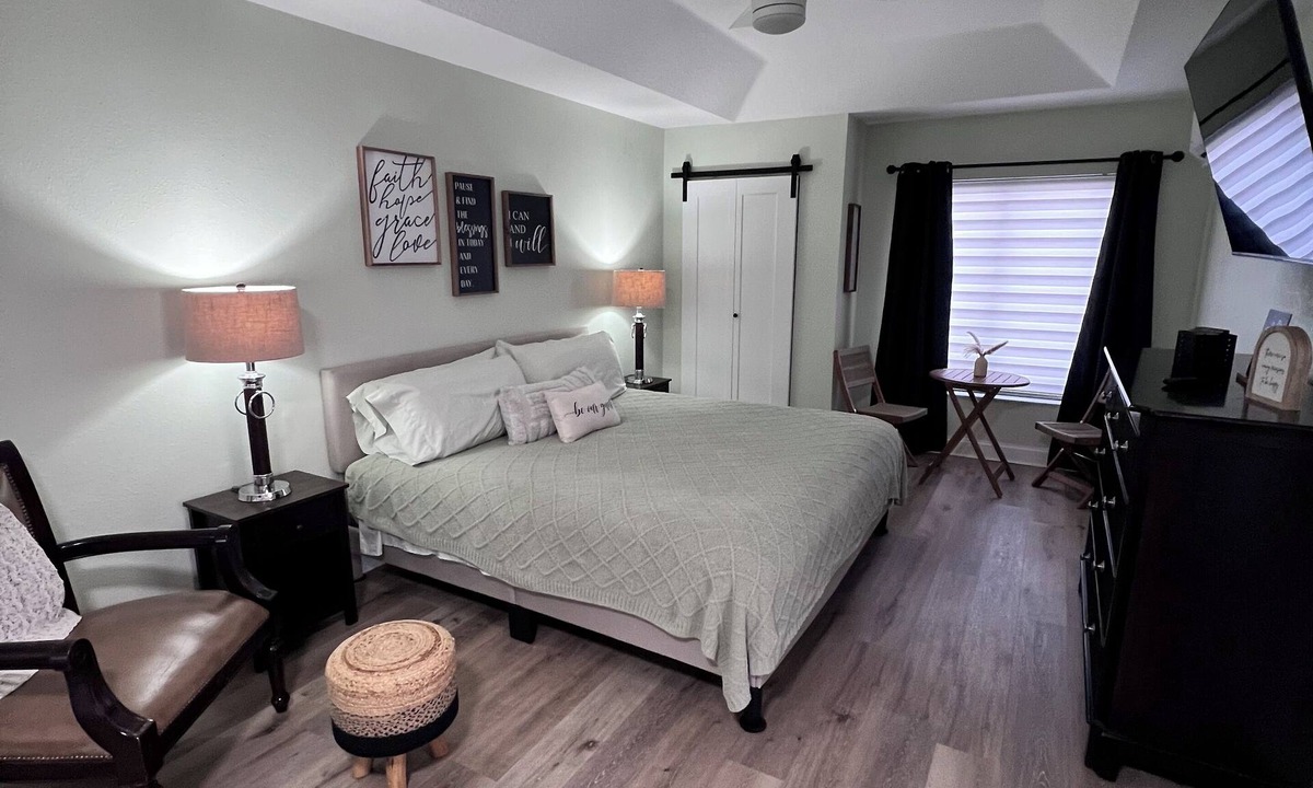 Port Saint Lucie Apartment | The Perfect Place now with a king size bed