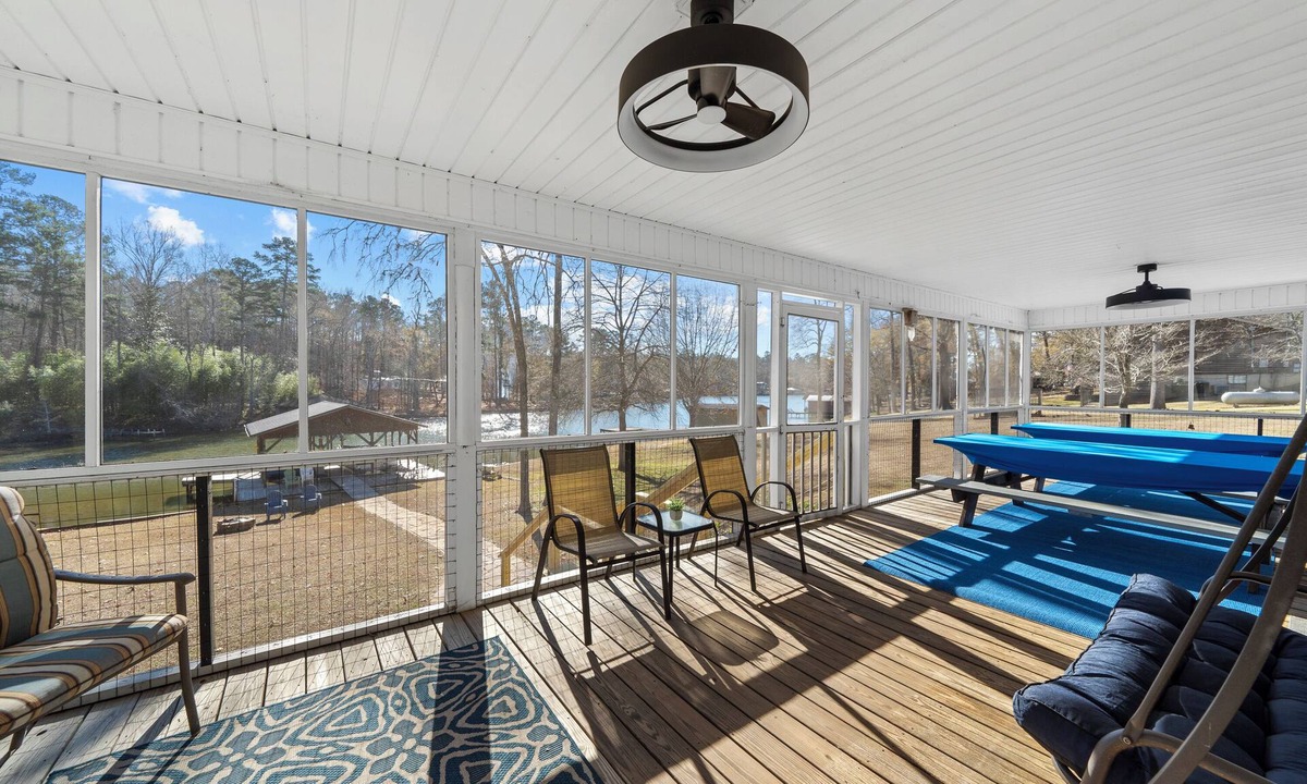 Eatonton House | The Place to Be – Sleeps 16, Kayaks, Hot Tub, Games, Fire Pit + More!