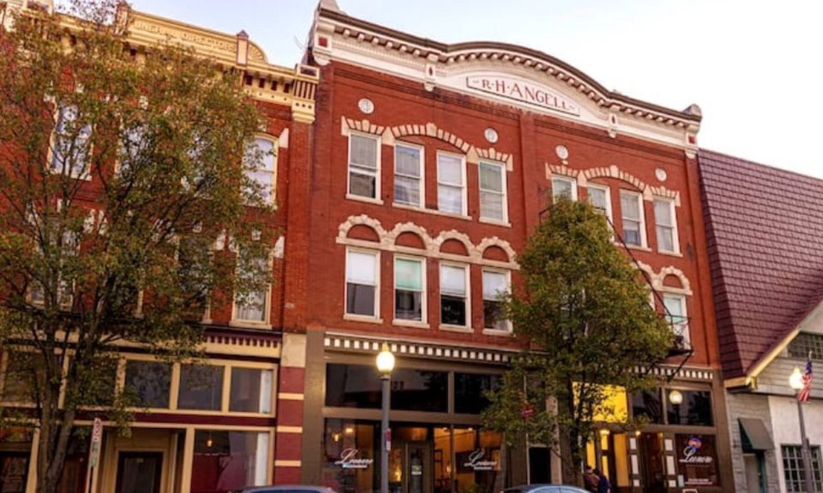 Roanoke Apartment | The Railhouse Loft. Central Downtown Location