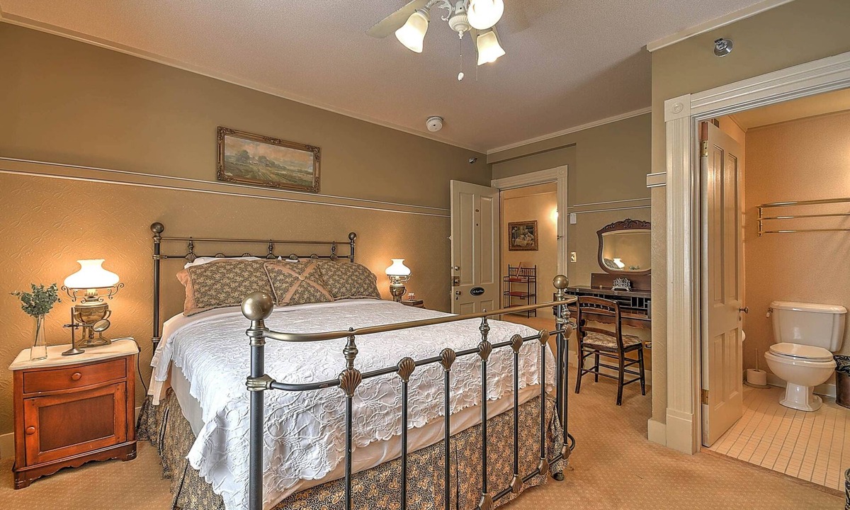 Jonesborough House | The Russell Room at The Historic Eureka Inn and Event Center