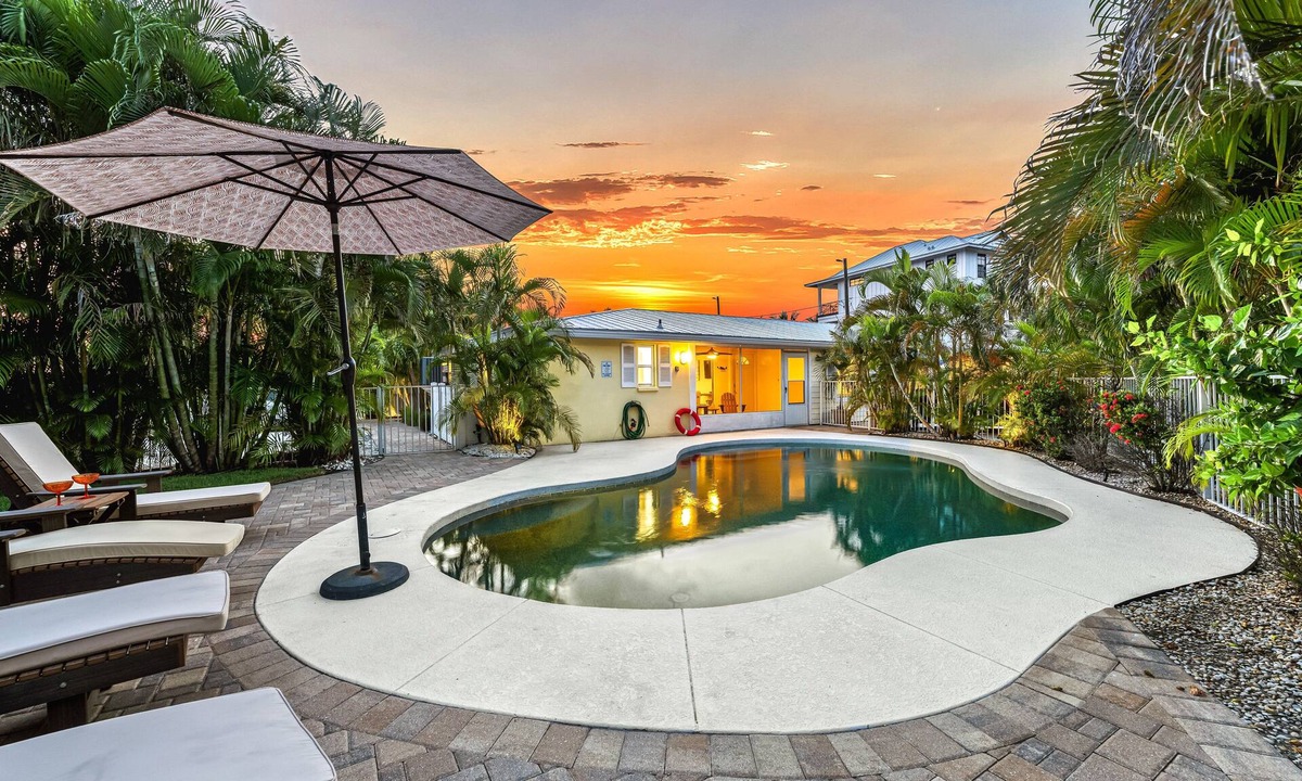 Siesta Key House | The Solaster | Pet Friendly Home on Siesta Key w/2 Heated Pools, Walk to Beach & South Village!
