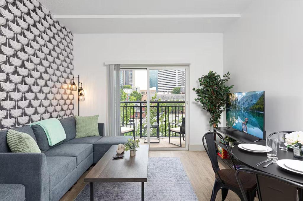 Charlotte Center City Apartment | The Tar Heel - Stylish 4BR with City Views - Free Parking - Gym