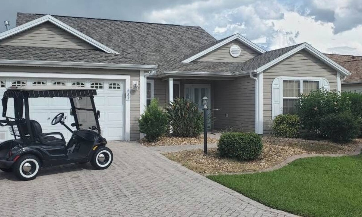 Tall Trees House | The Village’s classy Spacious 3bd, 2 car garage 3.7 miles from Sumter Square