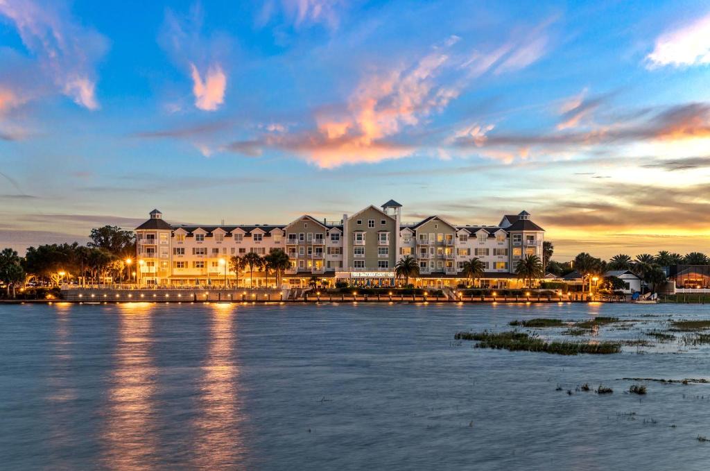 The Waterfront Inn | Lake Sumter Landing
