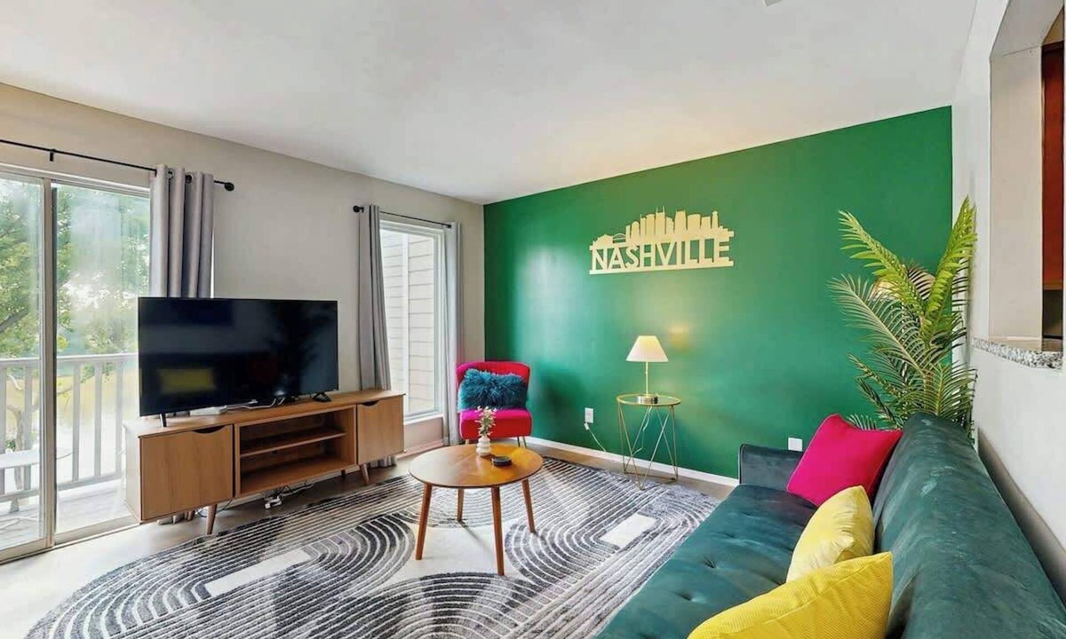 North Capitol Condo | Third-Floor Riverfront Condo w Balcony, Pool, & Fast WiFi - Near Broadway