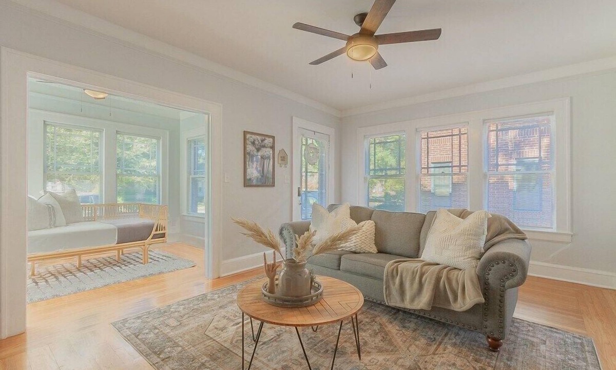 Riverside Apartment | This duplex is a 2 bedroom(s), 1 bathrooms, located in Jacksonville, FL.