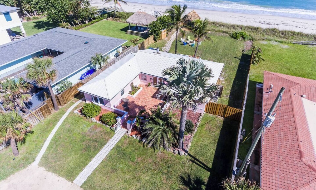 Ocean Shores House | This house is a 2 bedroom(s), 2 bathrooms, located in Indialantic, FL.