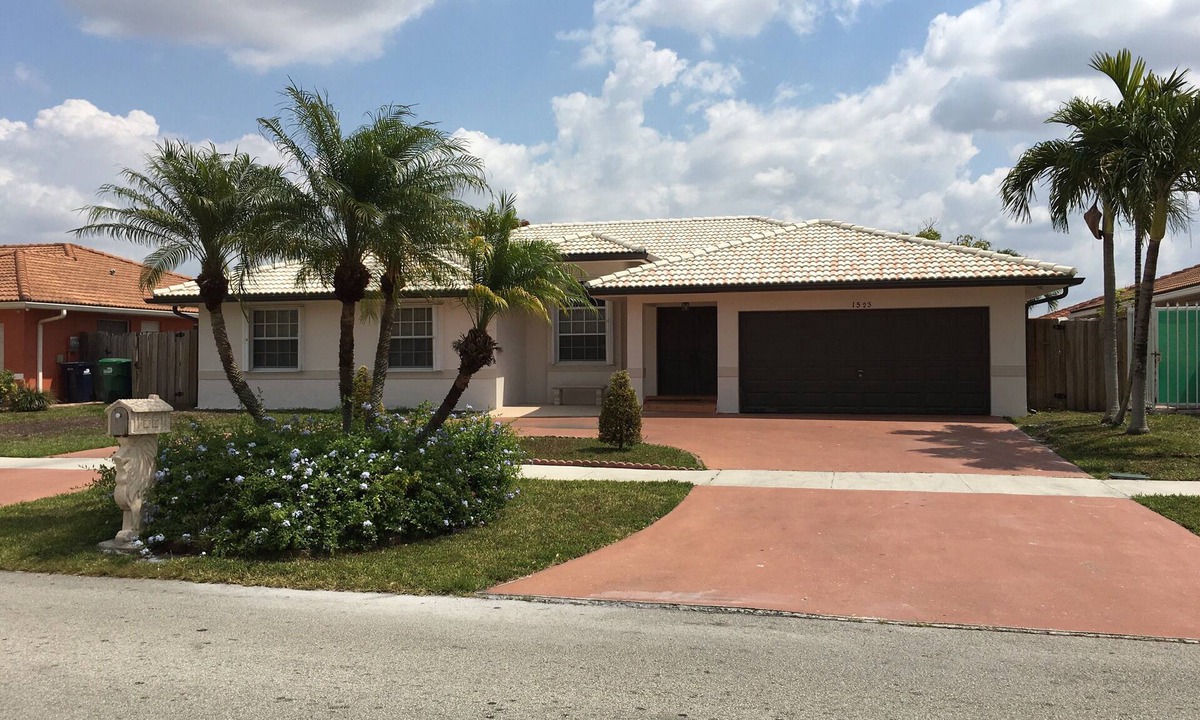 Tamiami House | This is a private Home, 4 Bedrooms, 2.5 Bathrooms Sleeps 8