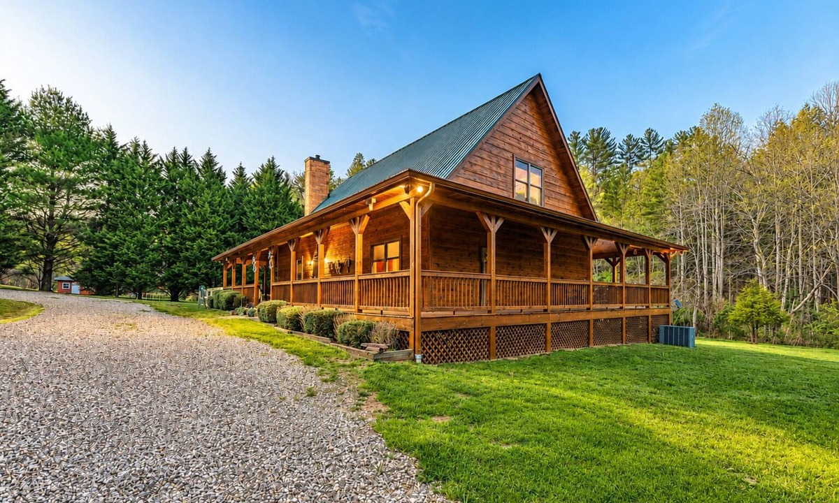 Suches Cabin | *Timber & Tin* Family Retreat~Creek~Arcade~Hot Tub