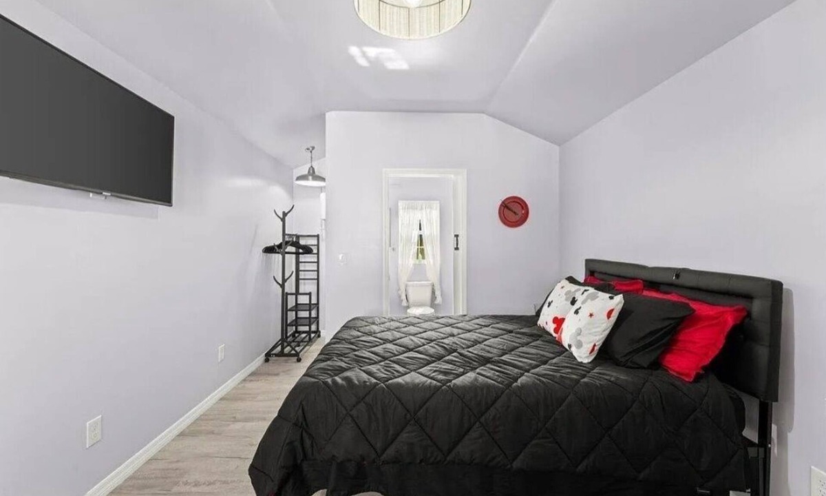 Port Orange Cottage | Tiny house 4 mins to Daytona beach. 12 mins to Speedway and Airport.