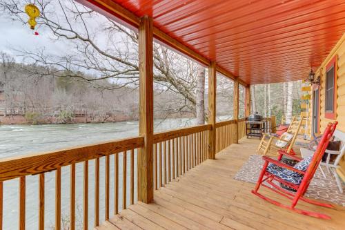 Mineral Bluff House | 'Toccoa Waterfront Hideaway:' Hot Tub & Fire Pit!