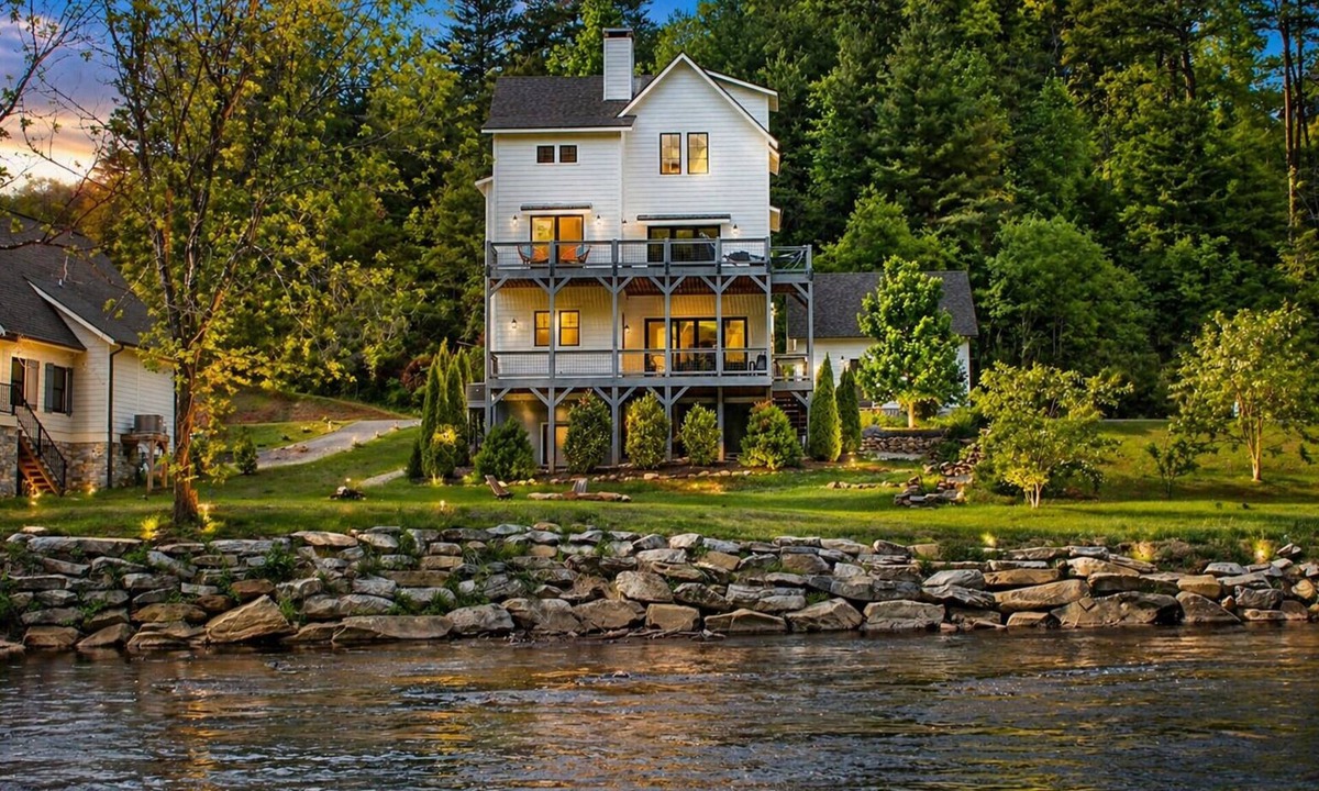 Cullowhee House | Tower on the Tuck: Entire home on the Tuckaseegee River near WCU -Riverfront