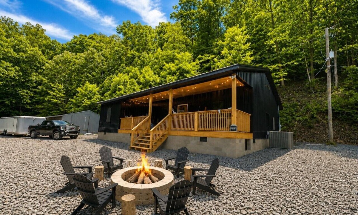 Red Jacket Cabin | Trailside Saloon Lodge #F | 4BR | Sleeps 16 | Hot Tub