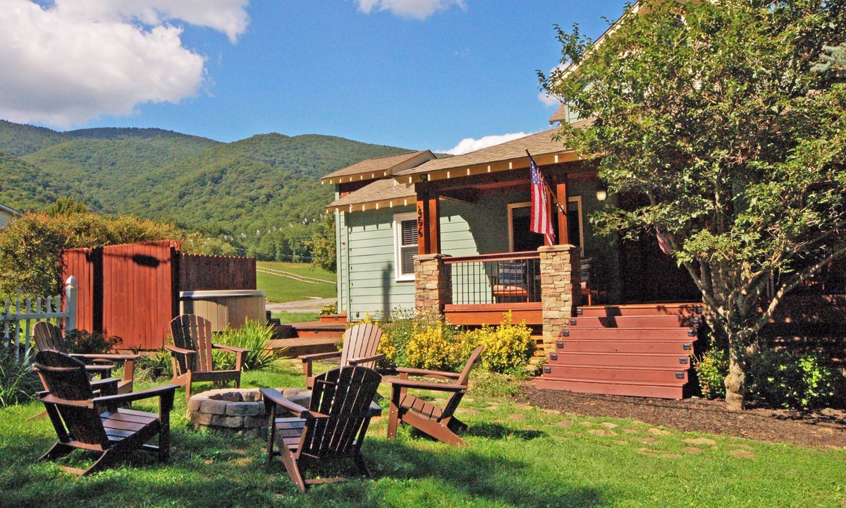Waynesville House | Tranquil & Charming Hideaway ♛ King Suite, Hot Tub, Fire Pit & Covered Porch