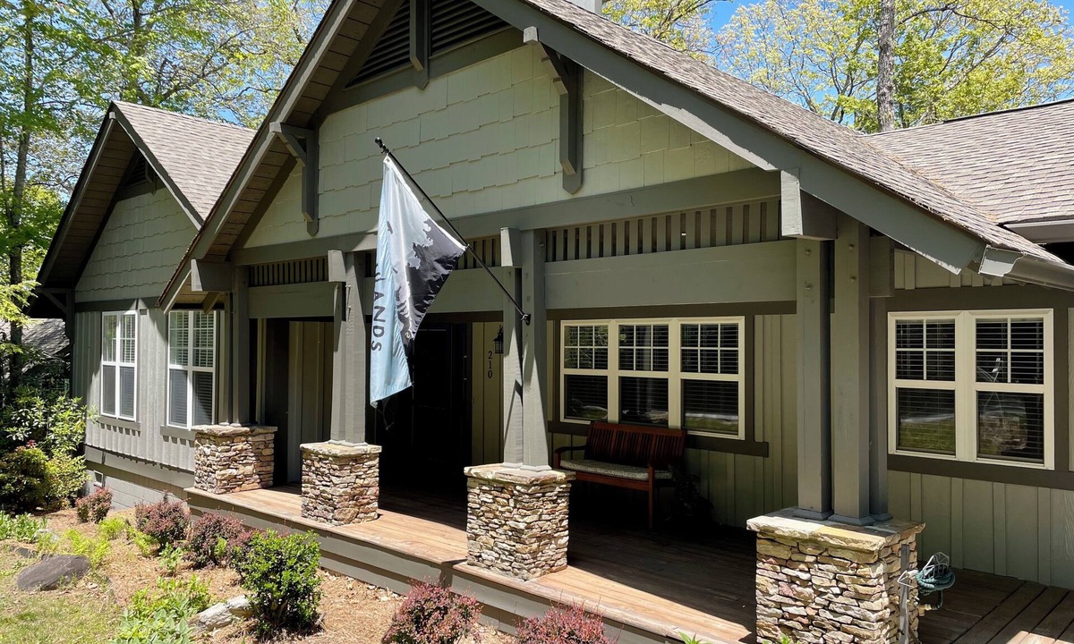 Highlands Cottage | Treetop Cottage-3 bed, 2 bath newly updated !