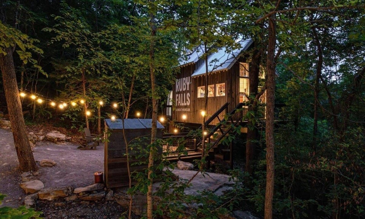 Chattanooga House | Treetop Hideaways - The Redbud Treehouse
