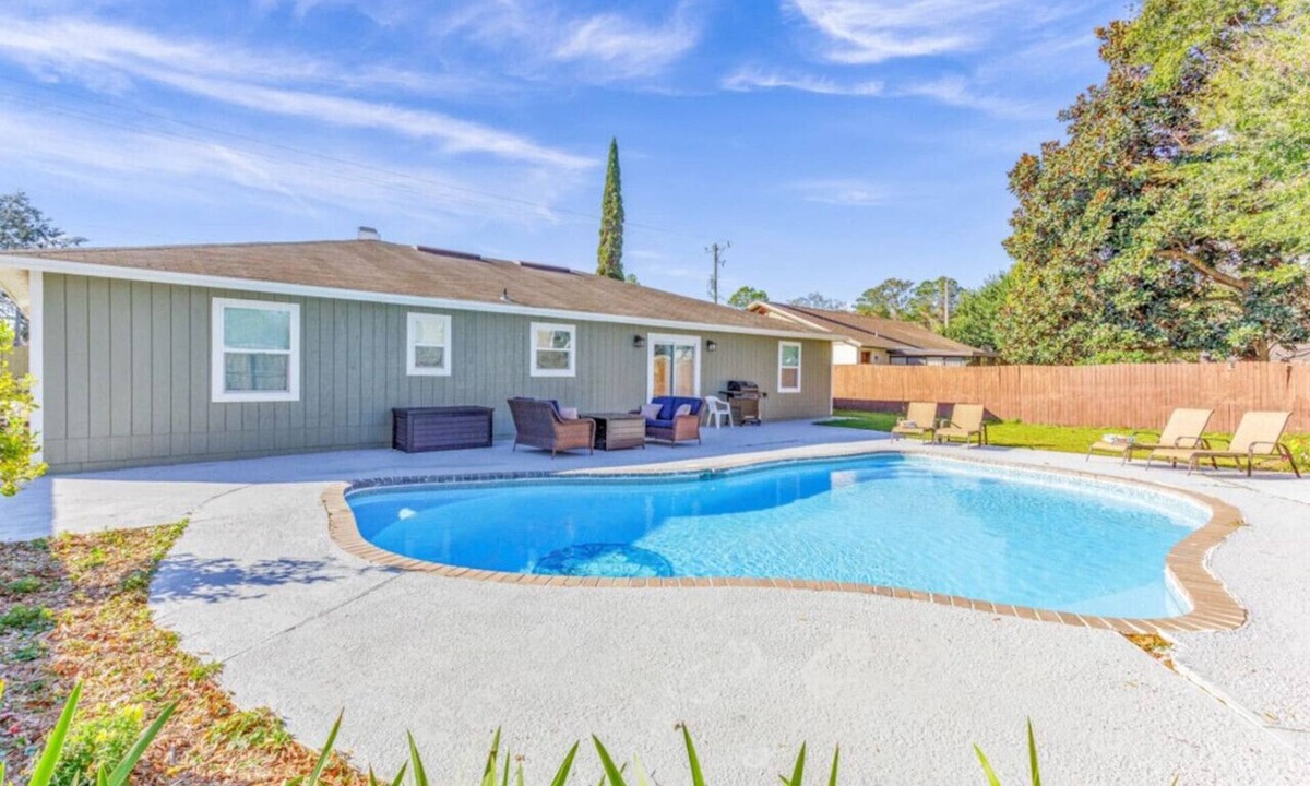 Isle of Palms House | Tres Palmas!Renovated Pool Home Near Mayo & Beach!
