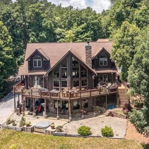 Ferguson House | Trinity Lodge & Bunk Apartment Combo