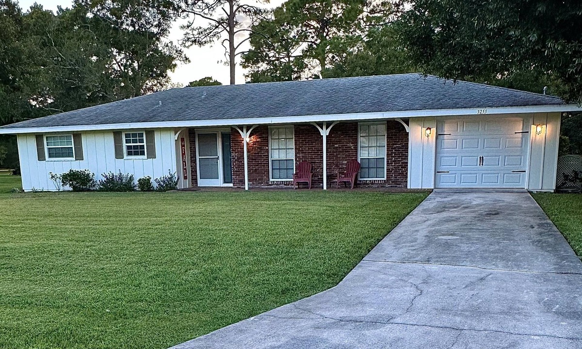 Vero Beach House | "Tropical Getaway" Peaceful, cozy, clean 3-2 home. Inviting back porch w swing.