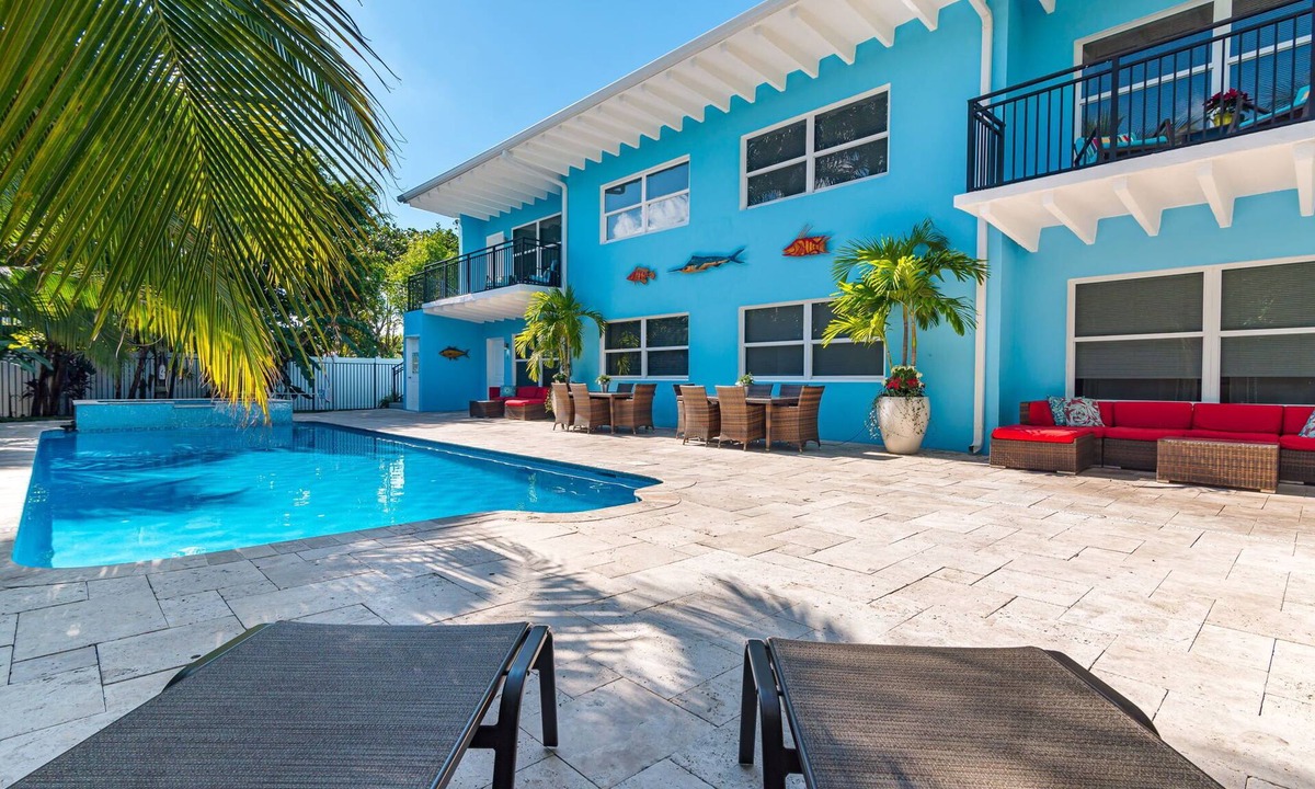Palm Beach Shores Condo | TROPICAL TRANQUILITY⭐Singer Island 2/2⭐ Pool & Spa⭐ Walk to the Ocean