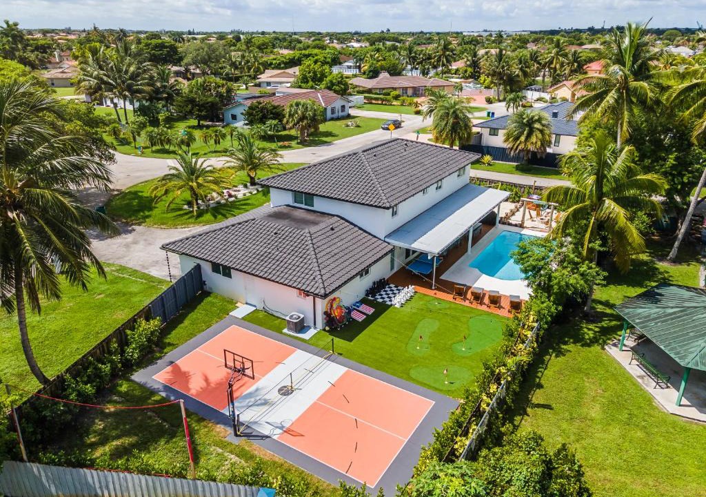 Country Club House | Ultimate Vacation Retreat heated pool & Mini Golf L63