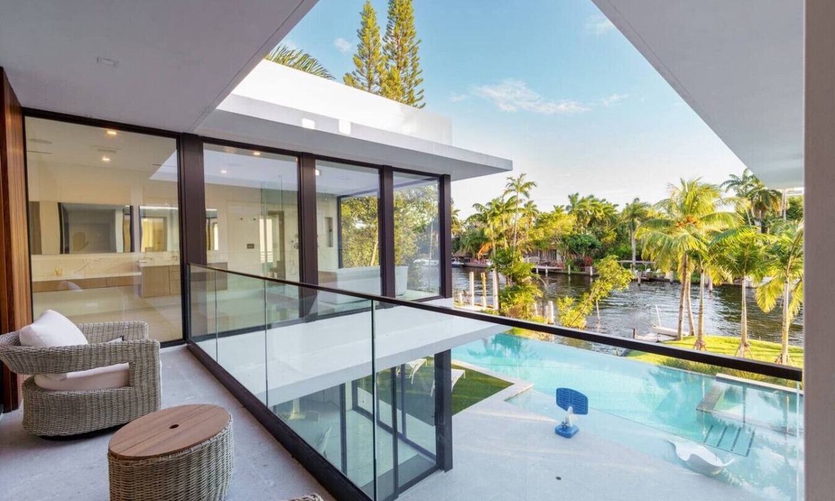 Seybold House | Ultra modern waterfront villa