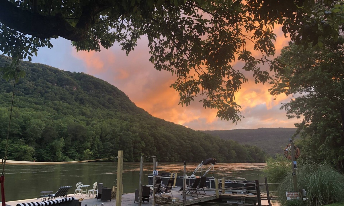 Chattanooga Condo | Unit H -10 Mins to Downtown Vacation On The TN River!