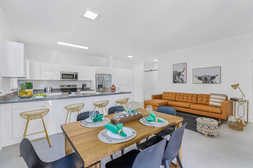 Allapattah Villa | Up to 16 guests! Modern house near Wynwood