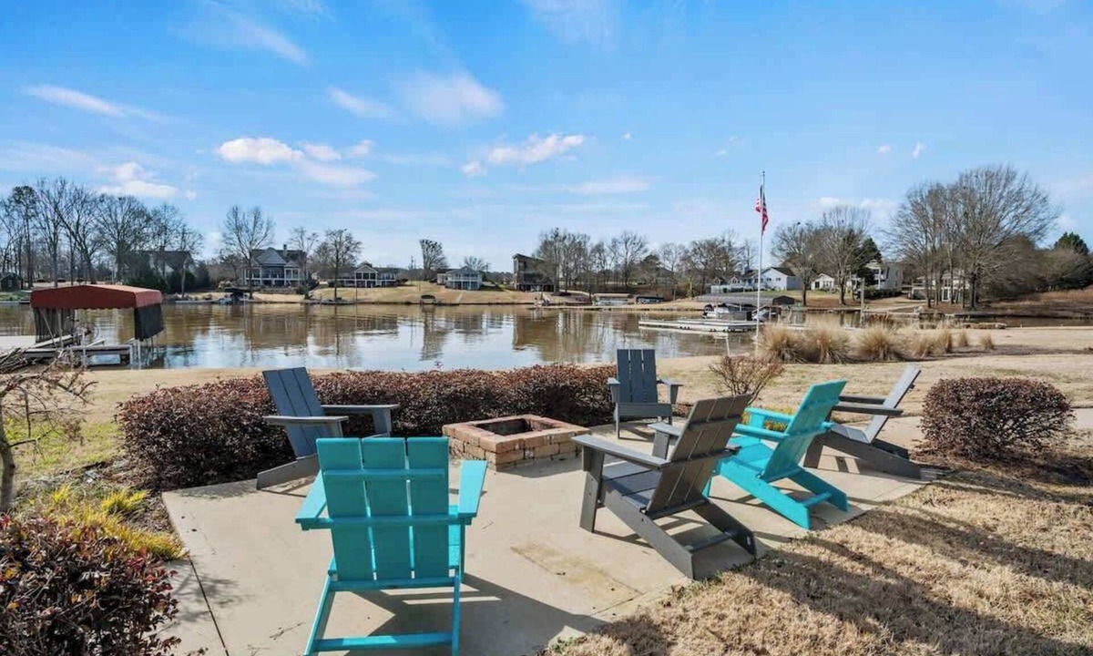 Eatonton House | Updated 3/3 Lake Home w/Hot Tub
