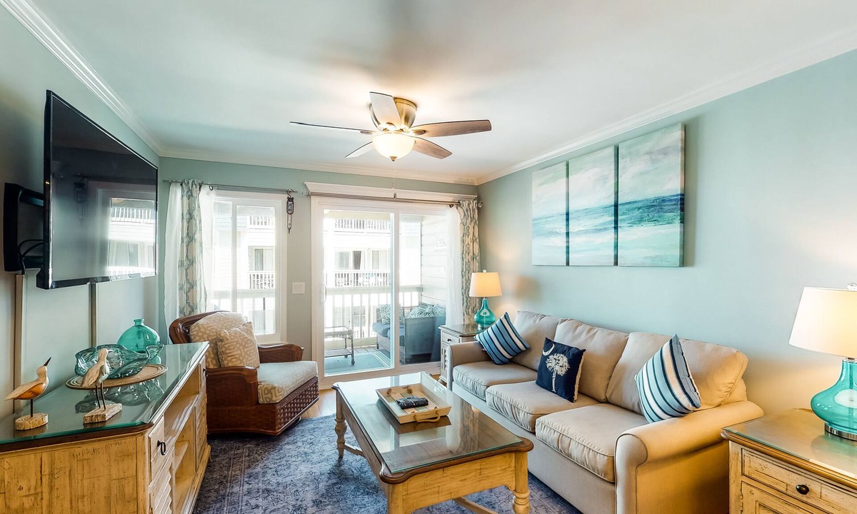Isle of Palms Villa | Updated condo by the beach with balcony & pool - walk to IOP dining & shops