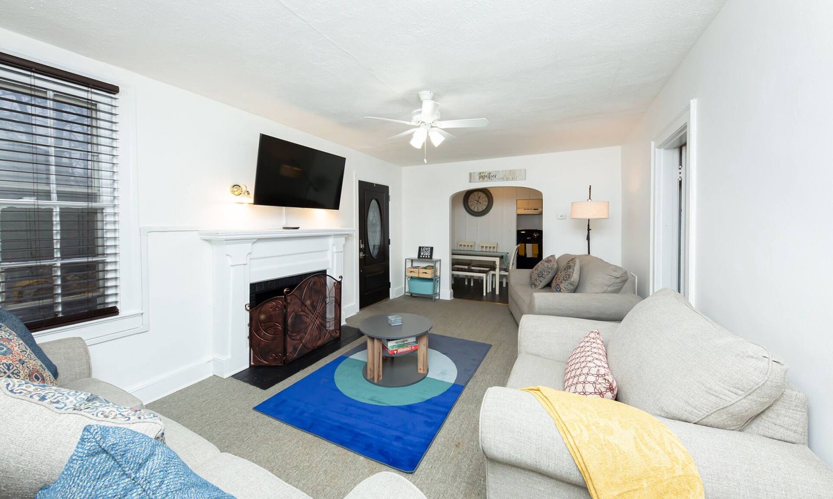 Bluemont House | Urban Oasis: Vibrant Charm 5 Mins from DC!