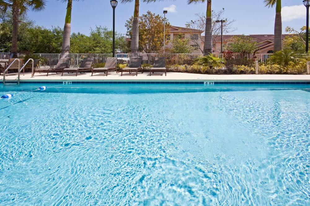 Villages of Palm Beach Lakes Hotel | Holiday Inn Express & Suites West Palm Beach Metrocentre, an IHG Hotel