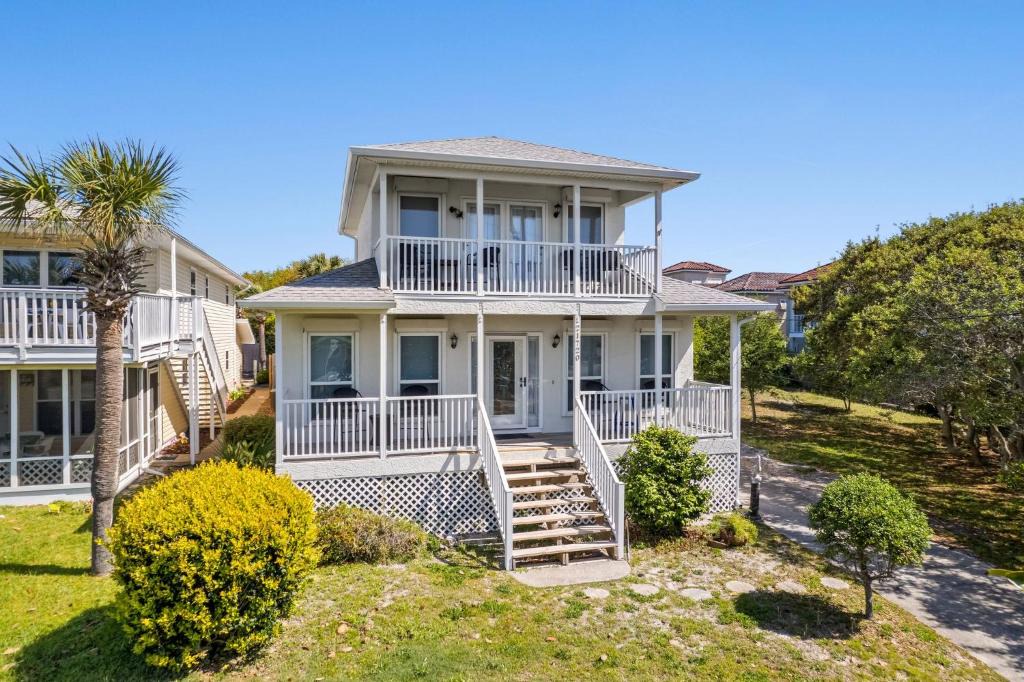 Hollywood Beach House | Vacation in This Gorgeous 2-Story Home! 3 BR 3 BA! Sleeps 8!