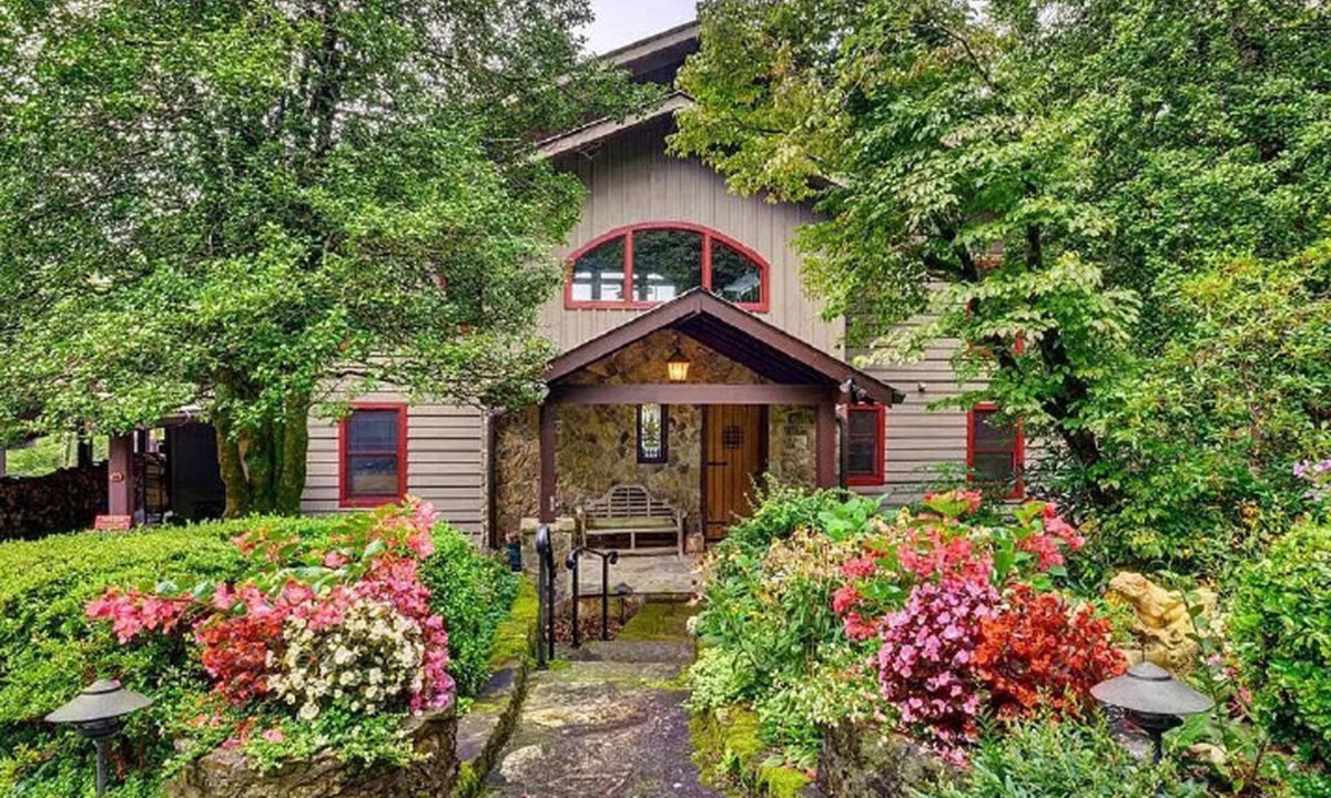 Highlands House | Valentine Manor Retreat with 50 mile views only 5 minutes to town!