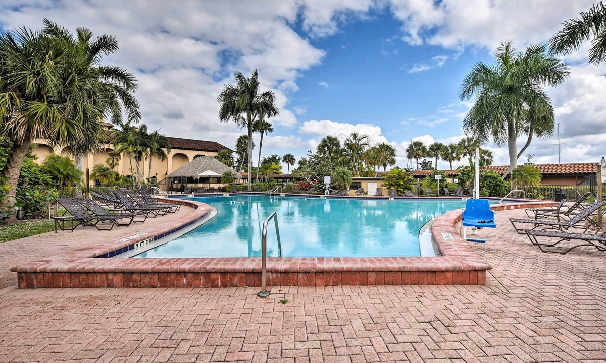 Naples Apartment | Vibrant Naples Studio w/ Pool Access & Porch!