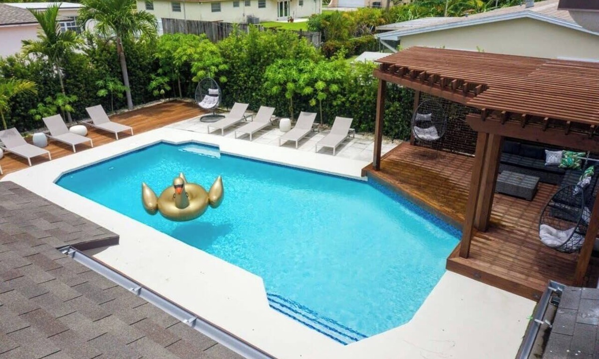 Golden Glades House | Villa Vivara, Luxury 7BR Retreat with Private Pool in Miami