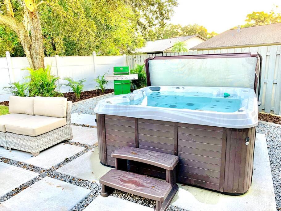 Sarasota Springs House | Vista Blu Sarasota by Pinecraft - 3 BR - Siesta Key 16 Min - Hot Tub