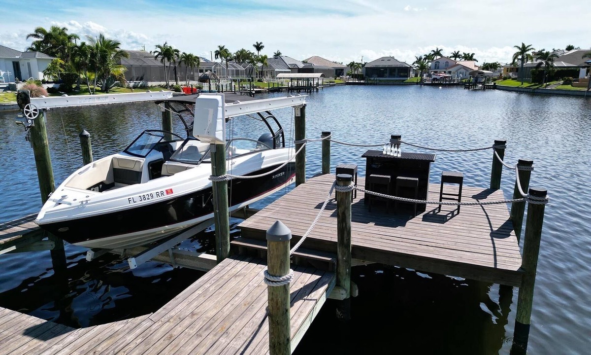 Pelican House | VRCC Villa Alba - waterfront villa with boat dock