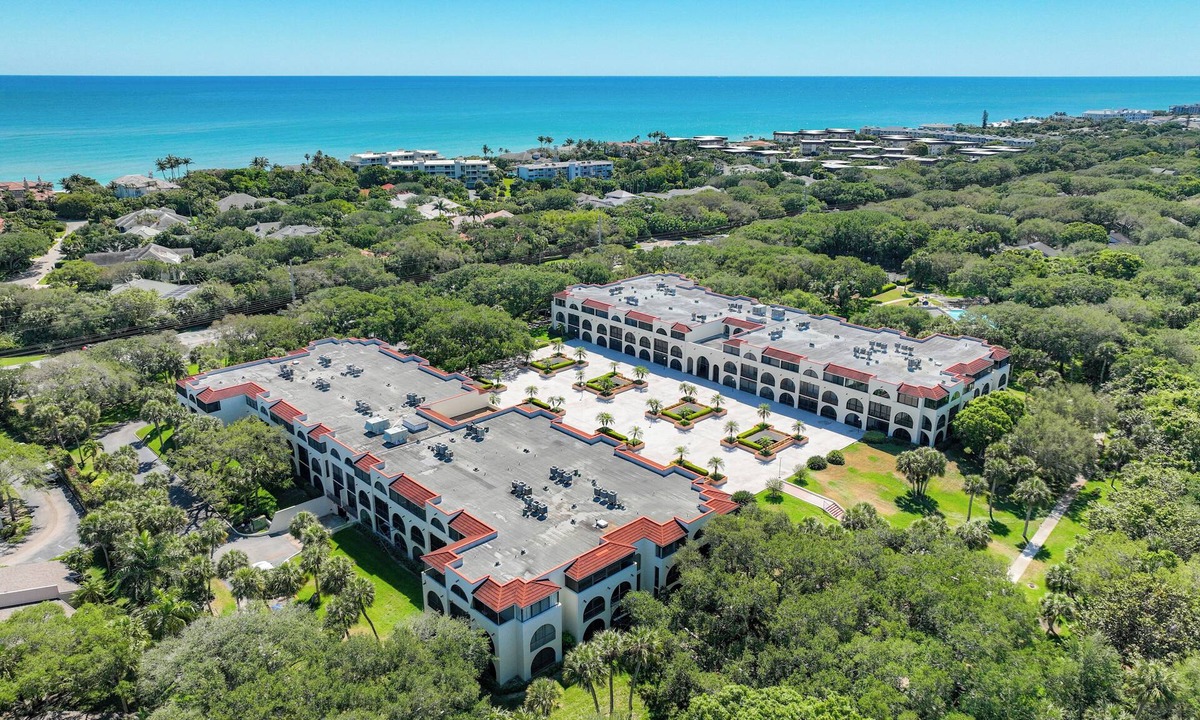 Central Beach Condo | Walk to Beach. RENOVATED & HUGE 3-bed &3-bath condo in Vero Beach
