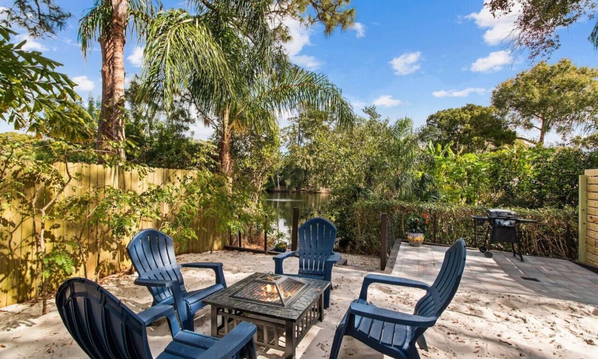 Palm Harbor Villa | Walk to beach & trail-bikes, beach gear, porch