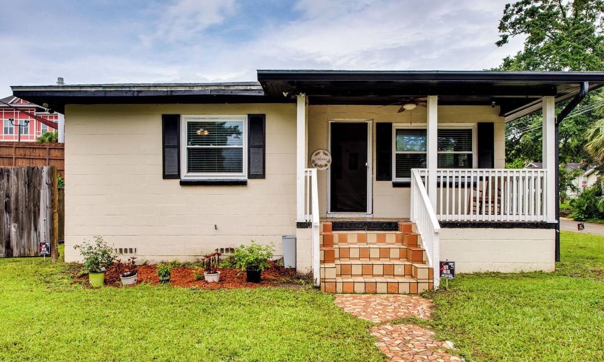 Griffin Heights House | Walkable to FSU Campus: Cozy Retreat w/Deck!